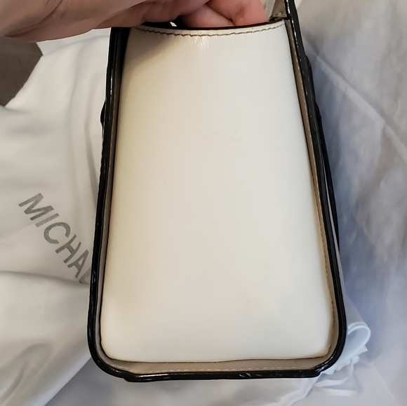 Michael Kors
 Selma Medium Top Zip
 Satchel - Picture 4 of 7